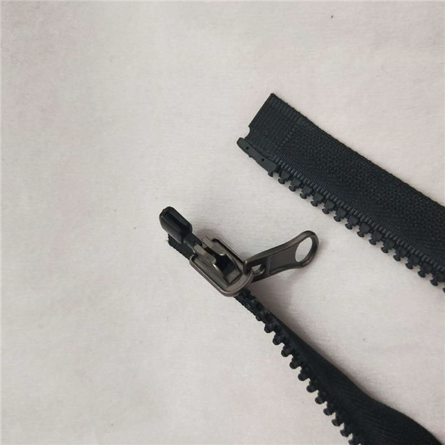 Manufacturer Direct Selling Custom Plastic Zipper 3#4#5# Hanging Resin Nylon Zipper 